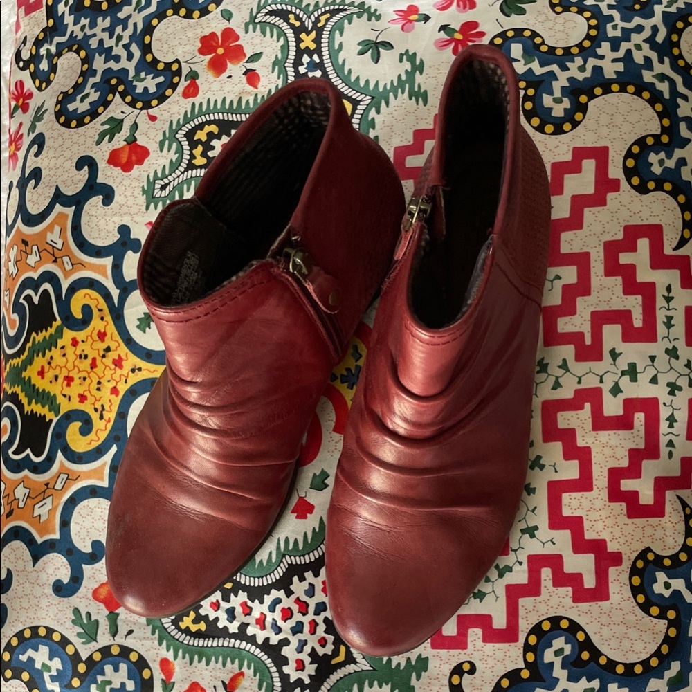 SOLD Rockport Cobb Hill Burgundy Red Ankle Boots Zipper Low Heel Ruched